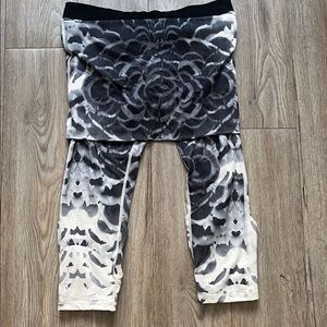 lululemon athletica Black & Cream Patterned Capris